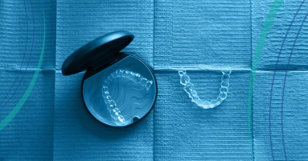 Sai come pulire le mascherine invisibili Invisalign? Questi preziosi strumenti hanno l’enorme valore aggiunto di essere trasparenti, ma per mantenere intatta questa caratteristica necessitano di una manutenzione quotidiana