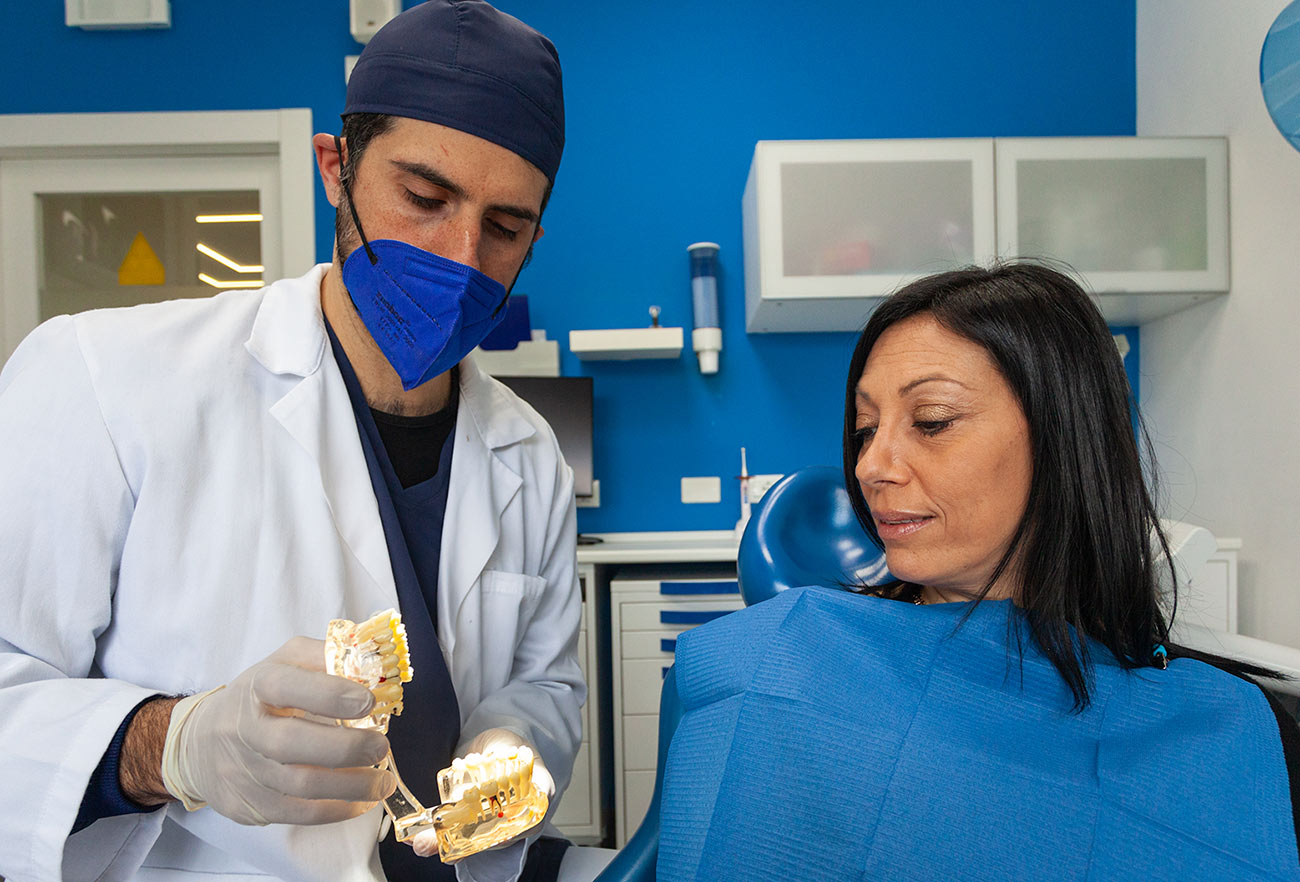implantologia-chirurgo-implantologo-visita-odontoiatrica-spazio-dental